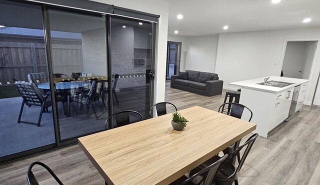 Inviting & Spacious, 5 minute drive to MTB Trials & beaches, short walk to shops in George Town