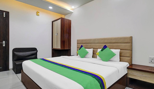 Itsy By Treebo - Ospite in Surat