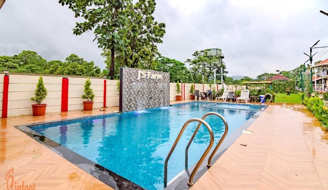 J S Farm Resort in Chinchavli