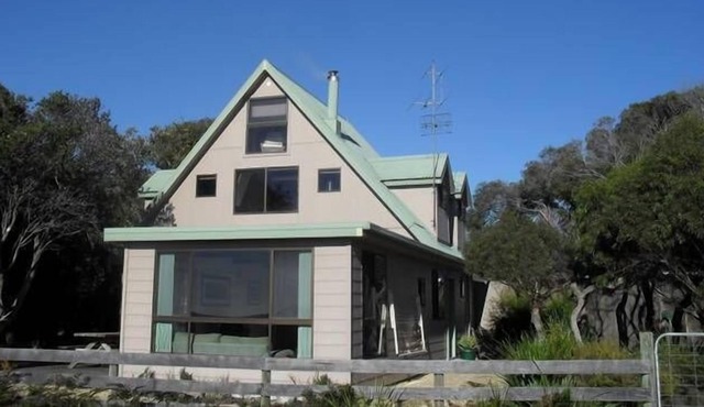 Jeanneret Beach House in Binalong Bay