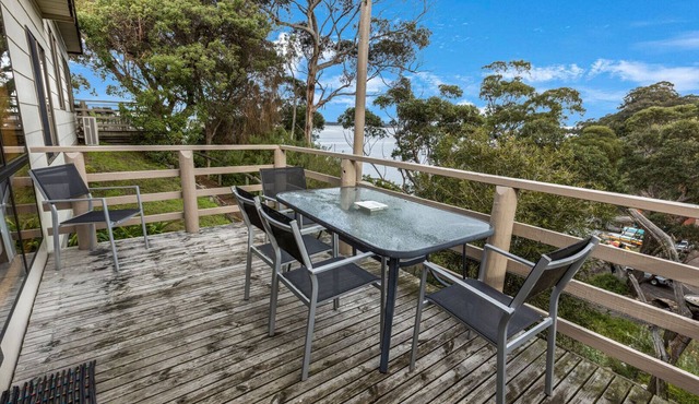Jetty View - Lorikeet Cabin: Feel a sense of nature in this rural environment in Nungurner