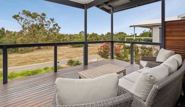 Jo's Sanctuary- 4 Bdrms, Sleeps 10, Beach & scrub in Aldinga Beach