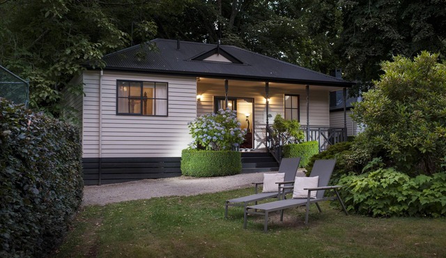 Keepers Cottage At Moulton Park Estate - Nestled amongst an extensive English inspired garden at the original Moulton Park Estate. in Sassafras