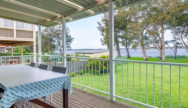 Lake Front Home Relax Unwind in Budgewoi