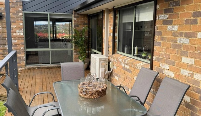 Lake View Family House, private gardens, breathtaking view, nature walks. in Lilydale
