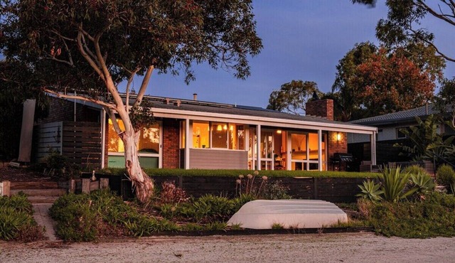 Lakefront 4 BR house at Patterson Lake +WIFI+BBQ in Patterson Lakes