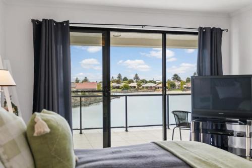 Lakehouse28 Waterfront Resort Living Encounter Bay - BYO Linen in Encounter Bay