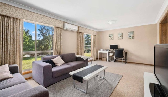 Lakeside Luxurious, fully furnished 3-bedroom home in Yass