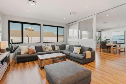 Large CBD apartment with parking in Launceston