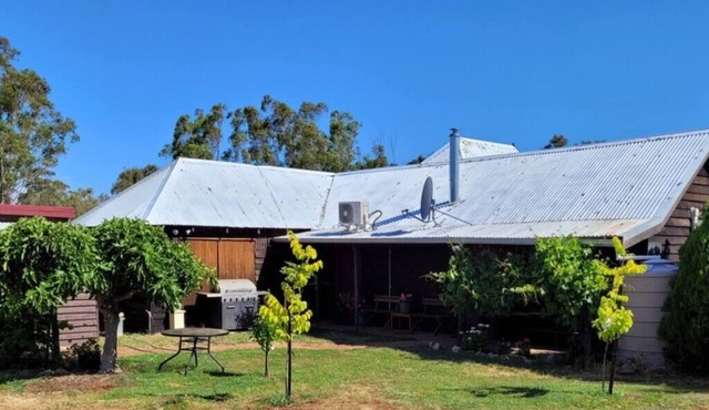" Le Var" Historic accommodation with Ensuite. in Katrine
