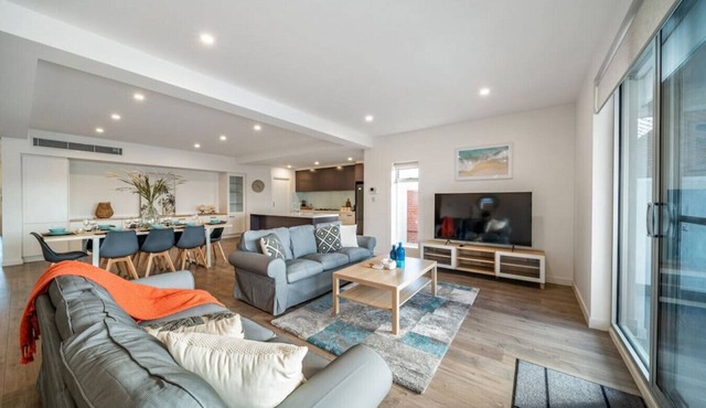 Level Up Henley - Modern Comfort near Beach & Dining in Henley Beach