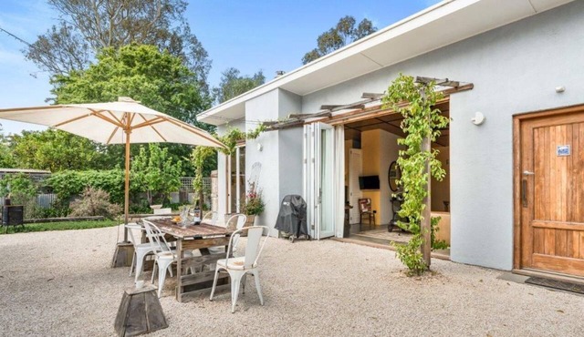 Lianna Bungalow - One Bedroom Apartment, Sleeps 2 in Auburn
