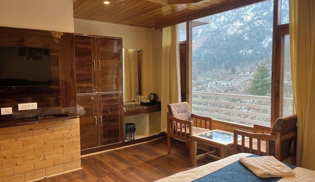Liora Stays in Manali