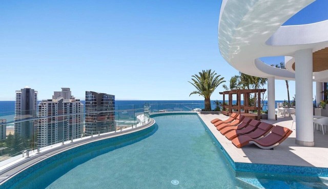 Lovely Level 2 Two Bedroom APT in Broadbeach