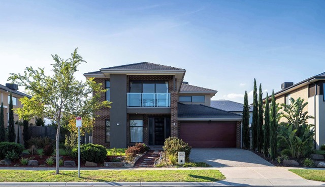 Lux Clyde North Super Spacious Retreat in Clyde North