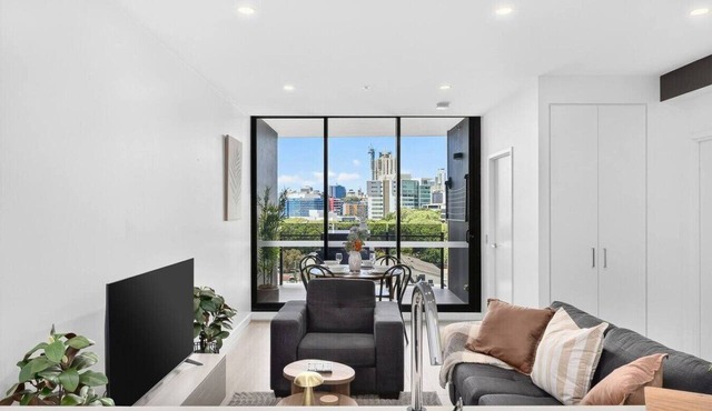 Luxe 1Bd | Views | Pool & Parking Walk to Suncorp in Milton