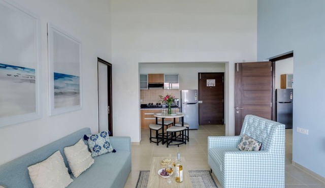 Luxe 1bhk w Pool Sauna 1km to the Beach