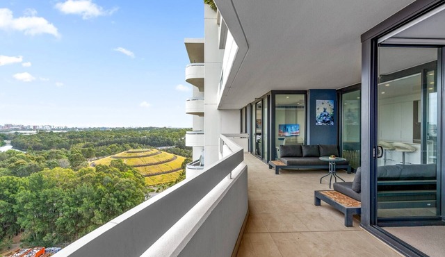 Luxe 2-Bed: Modern Interiors, Balcony & BBQ Area in Lidcombe