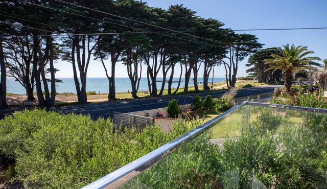Luxurious Beachfront Modern House, St Leonards, VIC Wheelchair access & Elevator in Saint Leonards