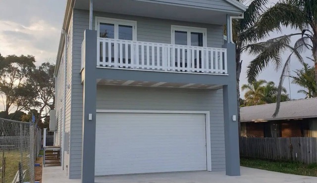 Luxurious brand new large family house w air con in Lakes Entrance