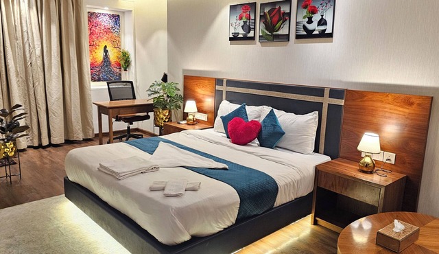 Luxurious, Comfy, Private Studio with Pool & Gym access | Long Stay | Gurgaon