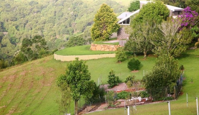 Luxurious Mountain Retreat in Booroobin