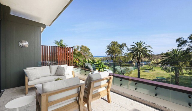 Luxurious penthouse-park, Golf Course, ocean views in Collaroy