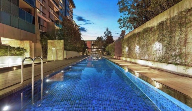 Luxury 2 BR | Pool Gym Parking Sydney CBD getaway in Camperdown
