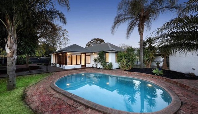 Luxury 5 Bedrooms, Pool, Calm and Serene place in Brighton East