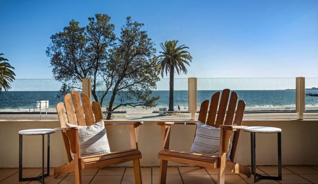 Luxury apartment with spectacular bay views in Albert Park
