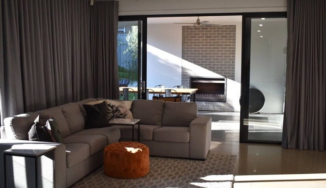 Luxury family home with pool. 3 minutes from CBD. in Kennington