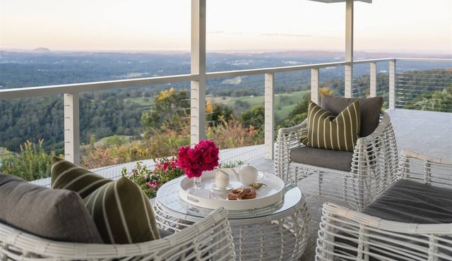 Luxury Heritage Cottage on private escarpment with breathtaking views. in Montville