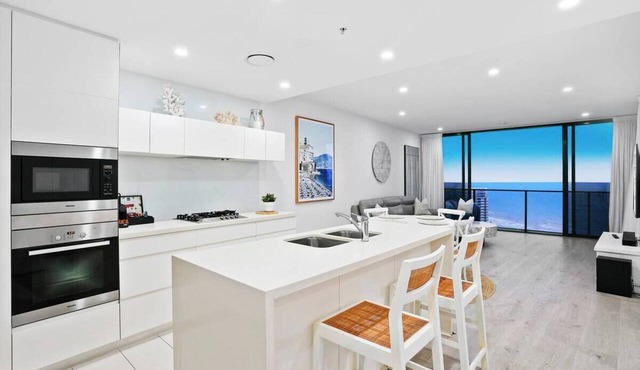 Luxury Oracle Tower 2 Ocean Views 2BR Lvl33 in Broadbeach