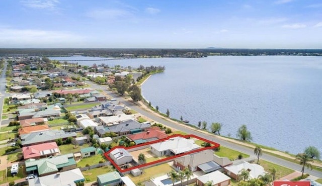 Luxury Waterfront Pet Friendly Accomodation. in Yarrawonga