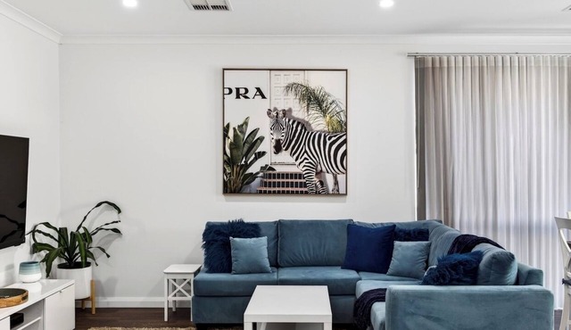 Madeley Retreat – Spacious & Comfortable Stay, 3BR home in quiet suburb in Madeley