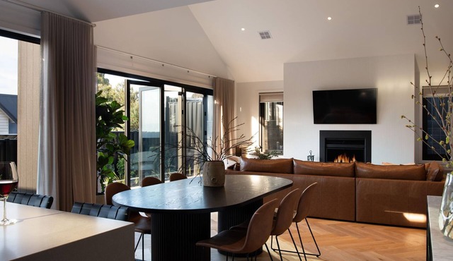 Maison Noire- stunning Scandinavian design, great location in Daylesford