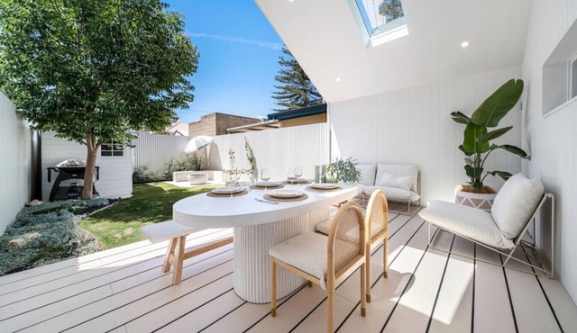 Marseille—Indoor-outdoor Living by the Beach in Glenelg South