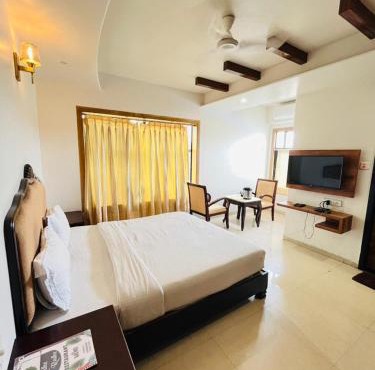 METRO Hotel I 966o9o1oo6 just 500mtr From shreenathji temple By SK