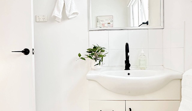 Mi Casa Su Casa | 2BR Sleeps 6 | Free Parking+CBD in Windsor