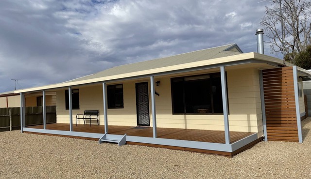 Minutes to the beach! Freshly renovated, stylish & modern. in Hardwicke Bay