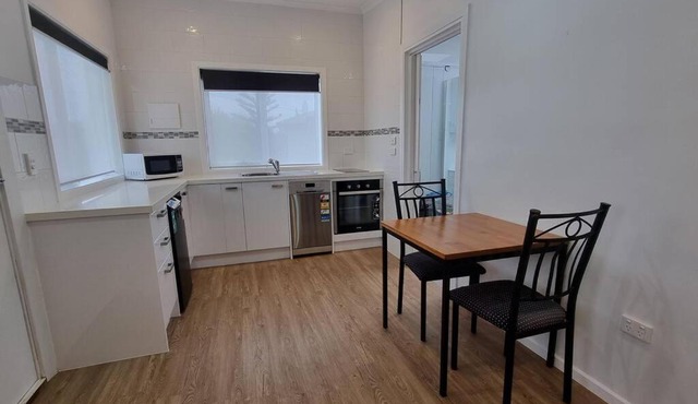 Modern 1 bedroom studio free parking close to CBD in Burnie