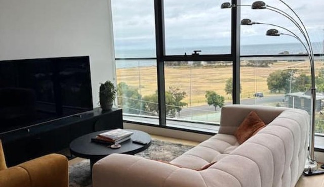 Modern 2 BRM Apt in Williamstown in Williamstown