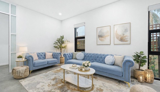 *Modern 2-Level Home Parking Family Home in Bankstown