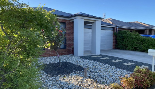 Modern 4-Bedroom Home, Near Playground, Lake & Nature Trails, Minutes to Bendigo in Epsom