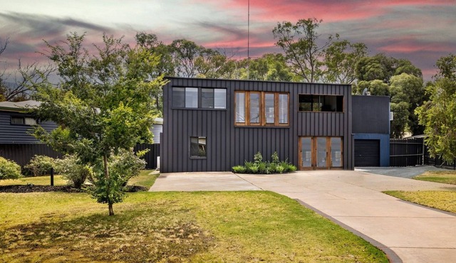 Modern 5-bedroom home with spa in Echuca