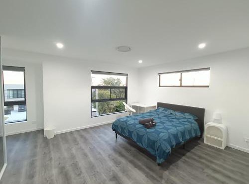 Modern and Spacious Queen Room with Attached Bathroom - NR2 in Guildford