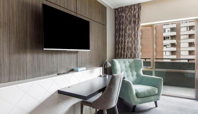 Modern Nomads Beautiful King Studio with Indoor Pool & Balcony in Melbourne