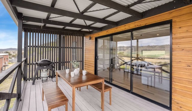 Modern & Scenic Valley Escape in Richmond