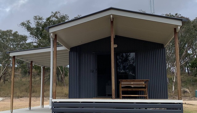 Modern studio cabin set amongst vineyards, bushland and grazing paddocks. in Ballandean