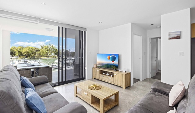Modern Unit on the Marina in SANDSTONE POINT